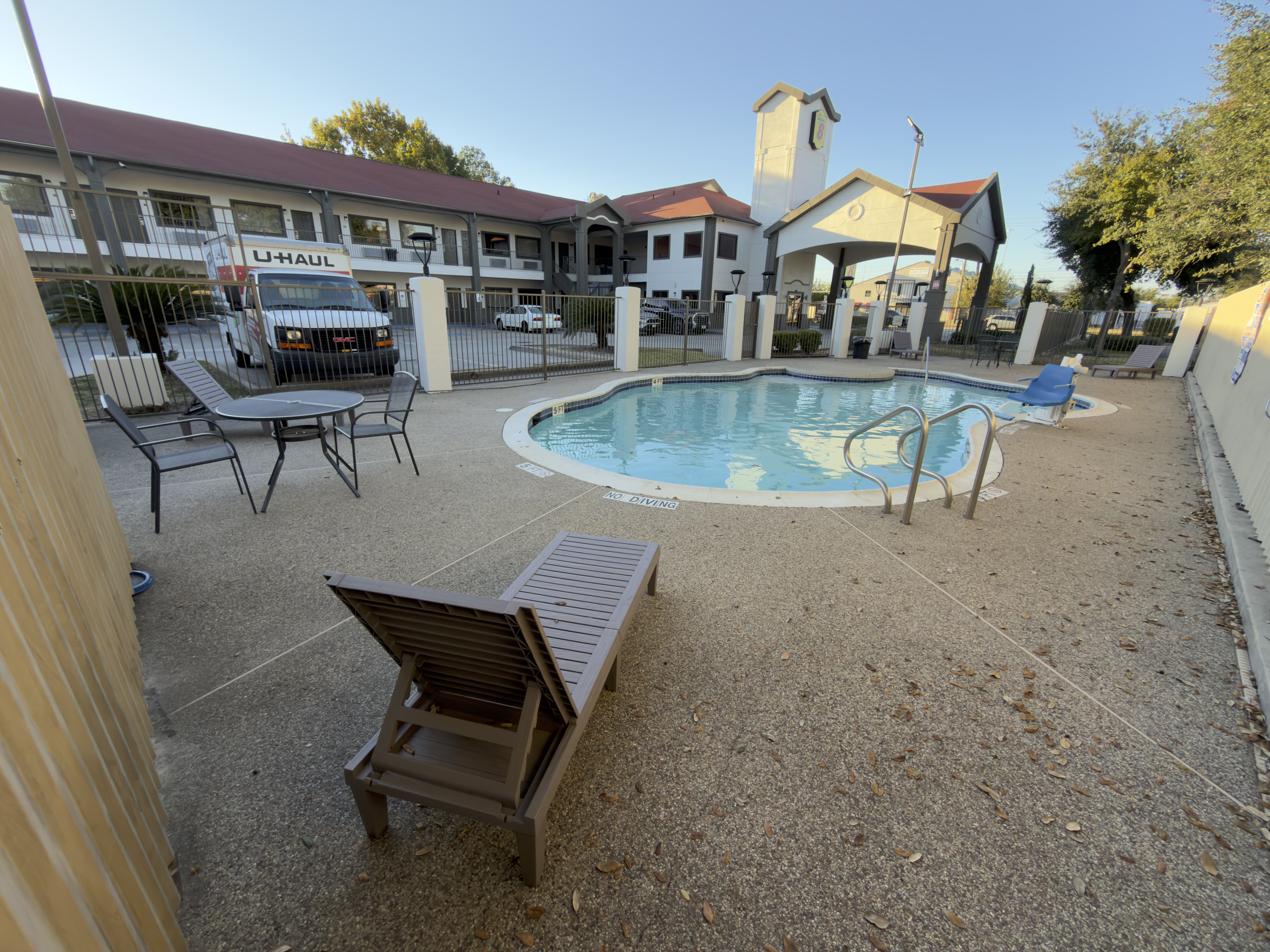 Newly Renovated Hotel in Houston - Pool, Weekly deals & Day Use Rooms.